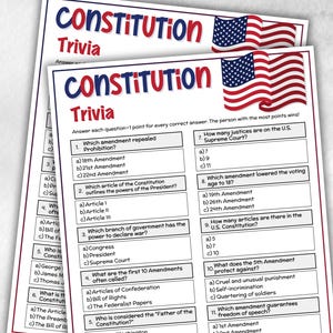Könnte beinhalten: Zwei Blätter mit Verfassungs-Trivia im rot-weiß-blauen Design. Oben auf jedem Blatt steht "CONSTITUTION Trivia". Die Quizfragen behandeln Themen wie Verfassungszusätze und den Obersten Gerichtshof.