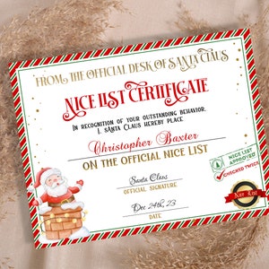 Pode incluir: Um certificado com listras vermelhas e verdes sobre um fundo branco. O certificado diz "Nice List Certificate" e &eacute; do "The Official Desk of Santa Claus". Indica que "Christopher Baxter" est&aacute; na lista oficial dos bons. O certificado est&aacute; datado de 24 de dezembro de 2023.