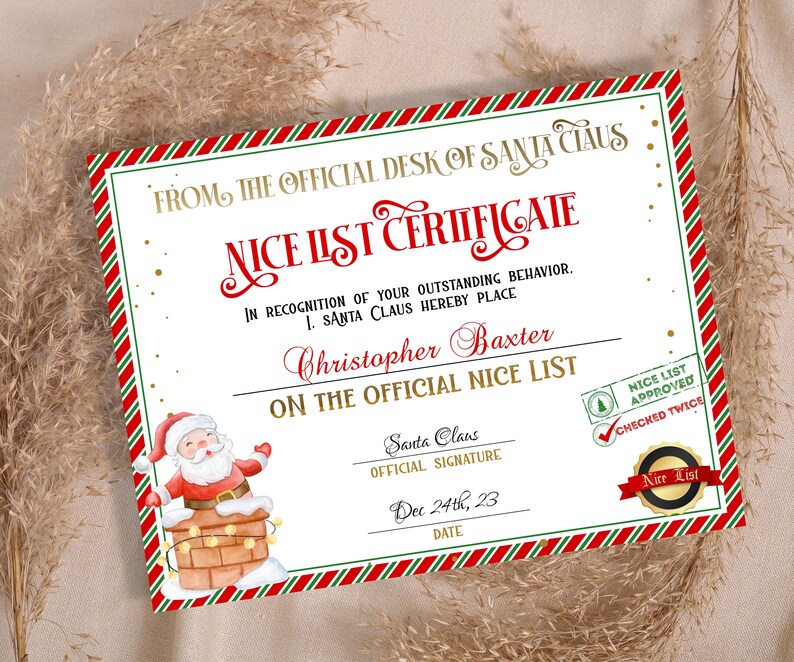 Pode incluir: Um certificado com listras vermelhas e verdes sobre um fundo branco. O certificado diz "Nice List Certificate" e &eacute; do "The Official Desk of Santa Claus". Indica que "Christopher Baxter" est&aacute; na lista oficial dos bons. O certificado est&aacute; datado de 24 de dezembro de 2023.