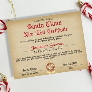 K&ouml;nnte beinhalten: Eine Urkunde im Vintage-Stil mit rotem Rand, die "Weihnachtsmann-Nett-Liste-Zertifikat" lautet. Die Urkunde ist an "Jonnathan Stewart" gerichtet und besagt, dass seine guten Taten, sein warmes Herz und sein fr&ouml;hlicher Geist die Tage derer erhellt haben, die ihn umgeben. Die Urkunde ist auf den 24. Dezember 2023 datiert und enth&auml;lt ein Siegel des Weihnachtsmanns.