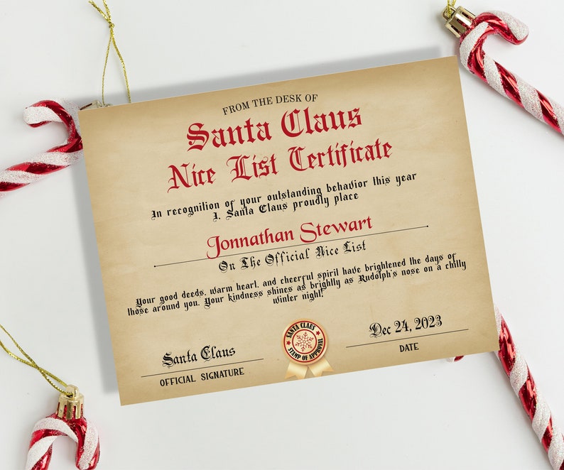 K&ouml;nnte beinhalten: Eine Urkunde im Vintage-Stil mit rotem Rand, die "Weihnachtsmann-Nett-Liste-Zertifikat" lautet. Die Urkunde ist an "Jonnathan Stewart" gerichtet und besagt, dass seine guten Taten, sein warmes Herz und sein fr&ouml;hlicher Geist die Tage derer erhellt haben, die ihn umgeben. Die Urkunde ist auf den 24. Dezember 2023 datiert und enth&auml;lt ein Siegel des Weihnachtsmanns.