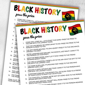 Puede incluir: Dos hojas impresas con el texto "BLACK HISTORY pass the prize" en negro, rojo, amarillo y verde. Cada hoja tiene un gráfico de bandera con un puño negro. Las instrucciones del juego están impresas debajo.