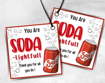 Op de afbeelding: Twee rode en witte cadeaulabels met een illustratie van een blikje frisdrank en de tekst "You Are SODA -Lightfull Thank you for all you do!"