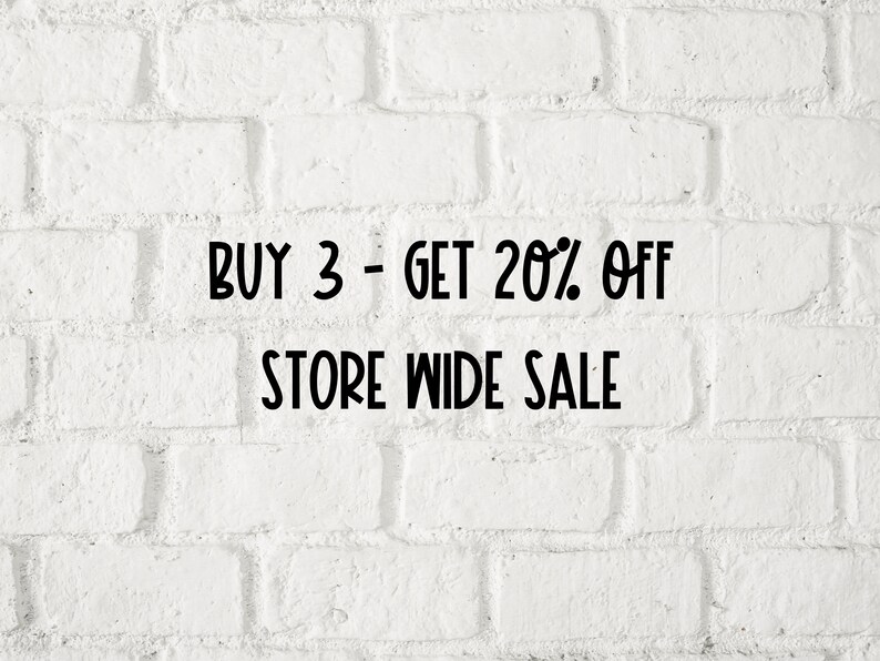 Pu&ograve; includere: Muro di mattoni bianchi con testo nero che dice "BUY 3 - GET 20% OFF STORE WIDE SALE"