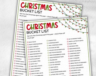 Può includere: Due liste di controllo natalizie stampabili con un design festivo. La parte superiore di ogni foglio riporta la parola "CHRISTMAS" in rosso e verde, con una ghirlanda di luci. Le liste includono attività come "Costruire un igloo" e "Indossare un brutto maglione".