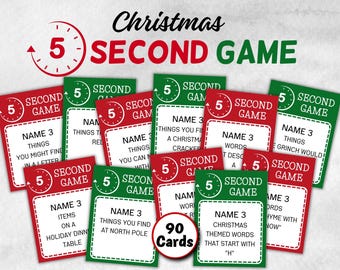 Pode incluir: Um conjunto de 90 cartas de jogo com tema natalino com fundos vermelhos e verdes. Cada carta apresenta um ícone de cronômetro de 5 segundos e um desafio para nomear 3 coisas relacionadas ao Natal. As cartas são perfeitas para uma noite de jogos divertida e festiva.