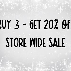 K&ouml;nnte beinhalten: Ein wei&szlig;er Hintergrund mit einem Schneeflockenmuster. Der Text "BUY 3 - GET 20% OFF STORE WIDE SALE" ist in Schwarz.