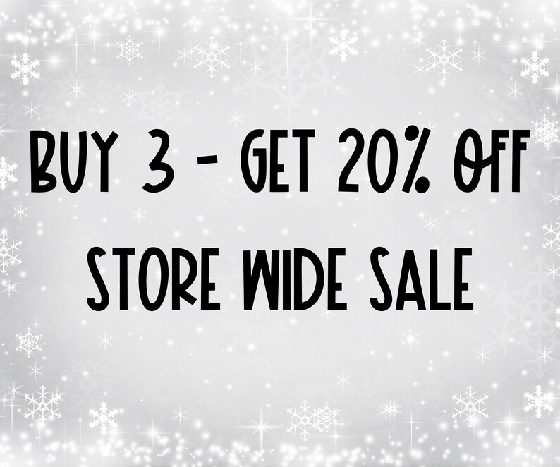 K&ouml;nnte beinhalten: Ein wei&szlig;er Hintergrund mit einem Schneeflockenmuster. Der Text "BUY 3 - GET 20% OFF STORE WIDE SALE" ist in Schwarz.