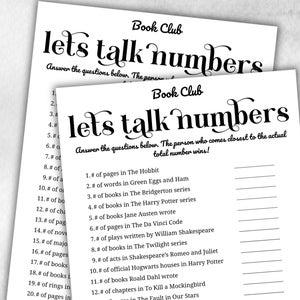 Peut inclure: Deux feuilles de papier blanches avec le texte "Book Club lets talk numbers" imprimé en noir. Le texte est dans une police décorative. Les feuilles contiennent des questions sur les livres.