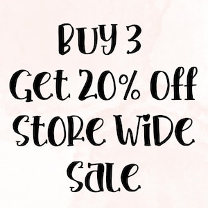 Puede incluir: Texto en blanco y negro sobre un fondo rosa que dice "Compra 3, obt&eacute;n 20% de descuento en toda la tienda".