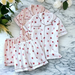 Ensemble pyjama 100 % coton fraise - Joli pyjama imprimé pour femme, ensemble manches courtes, tenue de détente d'été parfaite, cadeau de demoiselle d'honneur, cadeau pour elle