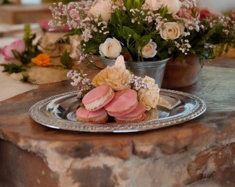 De délicats macarons faits maison avec une garniture centrale crémeuse pour toute occasion spéciale.