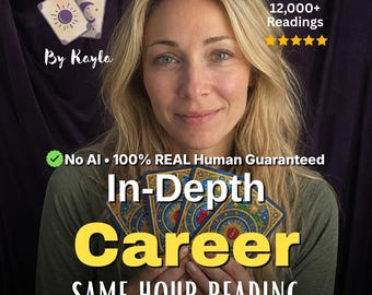 Könnte beinhalten: Eine Frau hält Tarotkarten mit den Worten "In-Depth Career" und "Same Hour Reading" in gelbem Text. Das Bild enthält auch den Text "12.000+ Readings" und "No AI - 100% REAL Human Guaranteed."