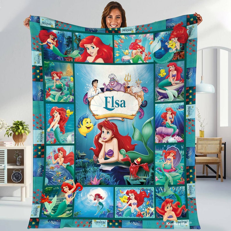 Peut inclure: Une couverture en polaire bleu sarcelle avec un motif en patchwork repr&eacute;sentant diff&eacute;rentes sc&egrave;nes du film Disney La Petite Sir&egrave;ne. La couverture pr&eacute;sente Ariel, Ursula, Polochon, S&eacute;bastien et d'autres personnages du film. La couverture comprend &eacute;galement le nom "Elsa" dans une banni&egrave;re d&eacute;corative.