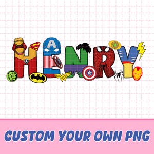 Può includere: Un design grafico colorato che dice "HENRY" con lettere e icone a tema supereroi. Le lettere sono decorate con immagini di Iron Man, Superman, Capitan America, Hulk, Spider-Man e altri. Lo striscione in basso recita "CUSTOM YOUR OWN PNG".