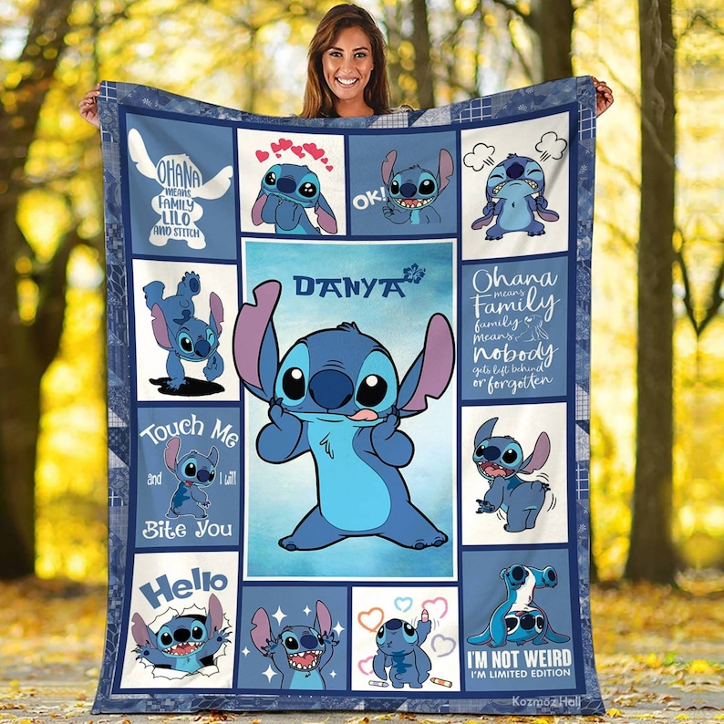 Puede incluir: Una manta azul y blanca con el personaje Stitch de Lilo & Stitch. La manta tiene un dise&ntilde;o de patchwork con varias im&aacute;genes de Stitch, junto con las frases "Ohana significa familia" y "No soy raro". Tambi&eacute;n aparece el nombre "Danya".