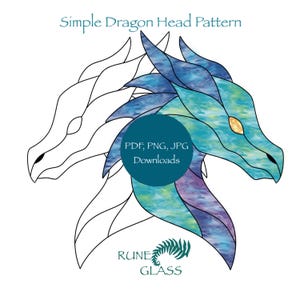 Op de afbeelding: Een digitaal patroon getiteld Simple Dragon Head Pattern met een zwart-witte lijntekening van een drakenkop naast een gekleurde versie in tinten blauw, groenblauw en paars met een gouden oog. Tekst bevat PDF, PNG, JPG Downloads en RUNE GLASS.