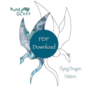 Pode incluir: Um padrão de download digital para um dragão voador de vitral. O padrão é delineado em preto e preenchido com um design de aquarela azul e verde. O texto "Download PDF" está em um círculo na imagem.