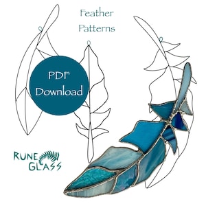 以下が含まれることがあります： 青と白のステンドグラスの羽根模様。パターンは黒で縁取られており、PDFダウンロードボタンが含まれています。画像には「Feather Patterns」と「Rune Glass」のテキストも含まれています。