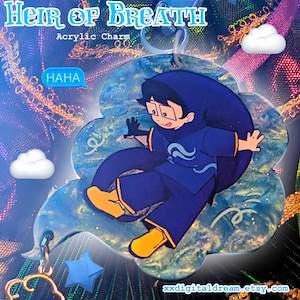 Puede incluir: Un charm acrílico con un personaje de dibujos animados con un atuendo azul, sobre un fondo en forma de nube con efecto veteado. El charm tiene el texto "Heir of Breath" y "Acrylic Charm". Un bocadillo dice "HAHA".