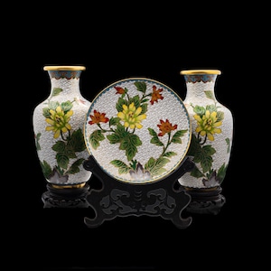 Cloisonné chino vintage hecho a mano de los años 60 -'景泰蓝' Par de jarrones con plato a juego/Exquisito Cloisonné chino de los años 60 3 piezas. Conjunto Jarrón y Plato