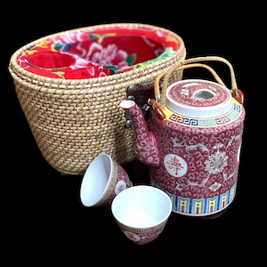 Chinese Vintage Jiangxi(江西) Jingdezhen Large Famille Red &#39;Man Shou Wu Jiang&#39; Design Porcelain Teapot w/Teacups in a Hand Woven Wicker Basket