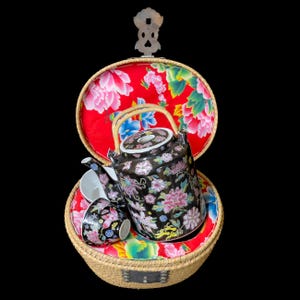 Grande théière en porcelaine Jingdezhen Jingdezhen de la famille noire « Mille fleurs » vintage chinoise avec tasses à thé dans un panier en osier tressé à la main