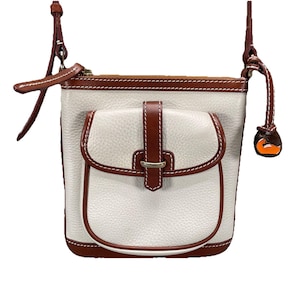Charm bandolera tipo cartera de piel granulada color crema/marrón de Dooney & Bourke