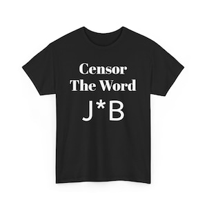 Puede incluir: Camiseta negra con el texto blanco "Censor The Word J*B". La camiseta tiene cuello redondo y mangas cortas. El texto está centrado en la parte delantera de la camiseta.