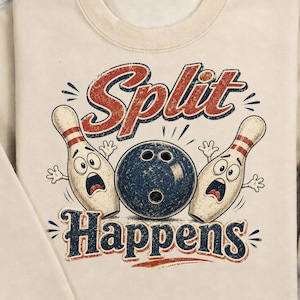 Peut inclure: Un sweat-shirt à col rond beige avec un motif représentant une boule de bowling bleu foncé entre deux quilles de bowling à l'air surpris. Le texte "Split" est écrit en rouge au-dessus et "Happens" en bleu foncé en dessous.