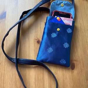 Porta cellulare con tasca per soldi e carte