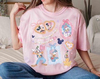Chemise Coquette avec nœuds aquarelle Disney Mickey et ses amis, t-shirt L'endroit le plus heureux de la planète, vacances Disneyland 2026, voyage entre filles, voyage en famille