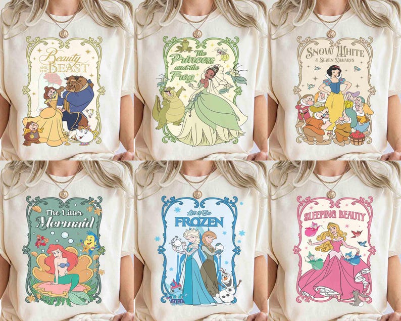 K&ouml;nnte beinhalten: Sechs cremefarbene T-Shirts mit Disney-Prinzessinnen-Grafiken. Designs sind "Die Sch&ouml;ne und das Biest", "Die Prinzessin und der Frosch", "Schneewittchen", "Arielle, die Meerjungfrau", "Frozen" und "Dornr&ouml;schen". Jede Grafik ist mit dekorativen Rahmen versehen.