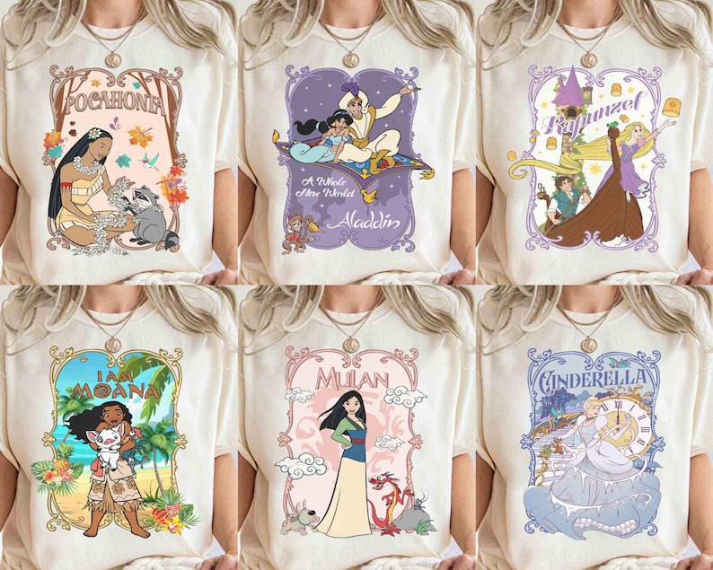 K&ouml;nnte beinhalten: Sechs cremefarbene T-Shirts, jedes mit einem Disney-Prinzessinnen-Design. Die Designs zeigen Pocahontas, Aladdin, Rapunzel, Moana, Mulan und Cinderella mit farbenfrohen Illustrationen und Text.