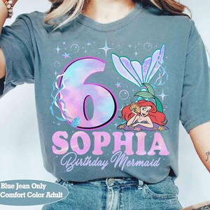 Puede incluir: Una taza de cer&aacute;mica blanca con un asa negra y el texto "But First, Coffee" en negrita negra. La taza est&aacute; sobre un fondo borroso. La taza mide aproximadamente 10 cm de altura.