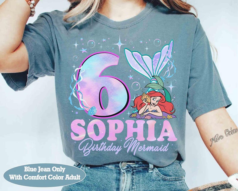 Puede incluir: Una taza de cer&aacute;mica blanca con un asa negra y el texto "But First, Coffee" en negrita negra. La taza est&aacute; sobre un fondo borroso. La taza mide aproximadamente 10 cm de altura.