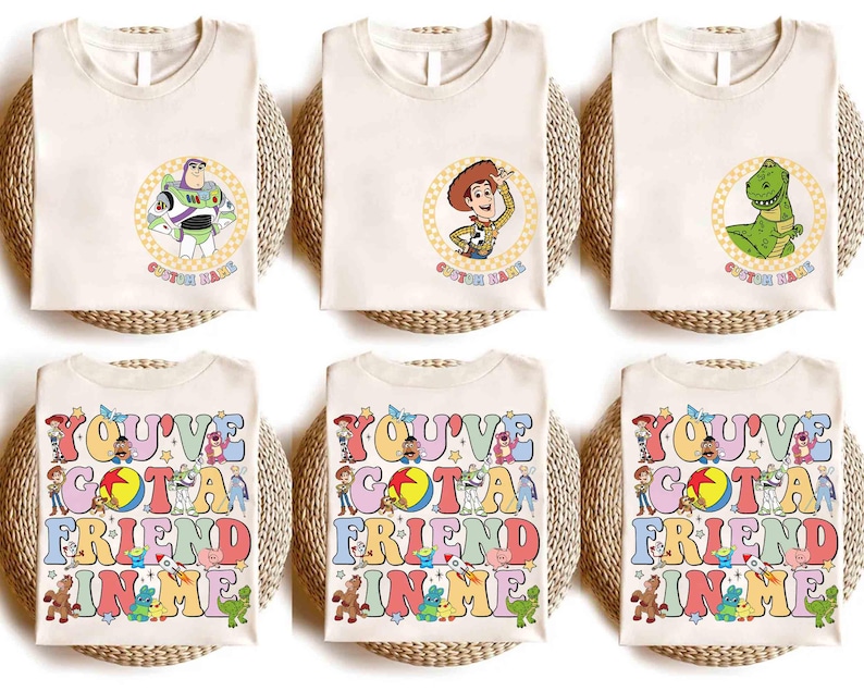 Op de afbeelding: Cr&egrave;mekleurige T-shirts met de stripfiguren Buzz Lightyear, Woody en Rex, elk in een cirkelvormig ontwerp. De onderste rij toont shirts met de tekst "YOU'VE GOT A FRIEND IN ME" in kleurrijke retro letters, met verschillende Toy Story-personages.