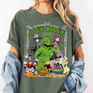 Puede incluir: Camiseta verde con un gr&aacute;fico de personajes de The Nightmare Before Christmas, incluyendo a Jack Skellington, Oogie Boogie y Sally. El texto "Oogie Boogie Bash" se muestra encima de los personajes, con "Disney California Adventure" debajo.