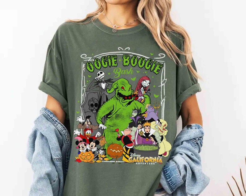 Puede incluir: Camiseta verde con un gr&aacute;fico de personajes de The Nightmare Before Christmas, incluyendo a Jack Skellington, Oogie Boogie y Sally. El texto "Oogie Boogie Bash" se muestra encima de los personajes, con "Disney California Adventure" debajo.