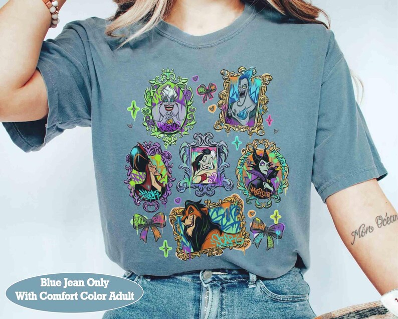 Puede incluir: Camiseta Comfort Color para adultos de color azul vaquero con retratos enmarcados de villanos animados. Los retratos est&aacute;n en marcos ornamentados con detalles y lazos coloridos. La camiseta tiene el texto "Blue Jean Only With Comfort Color Adult".