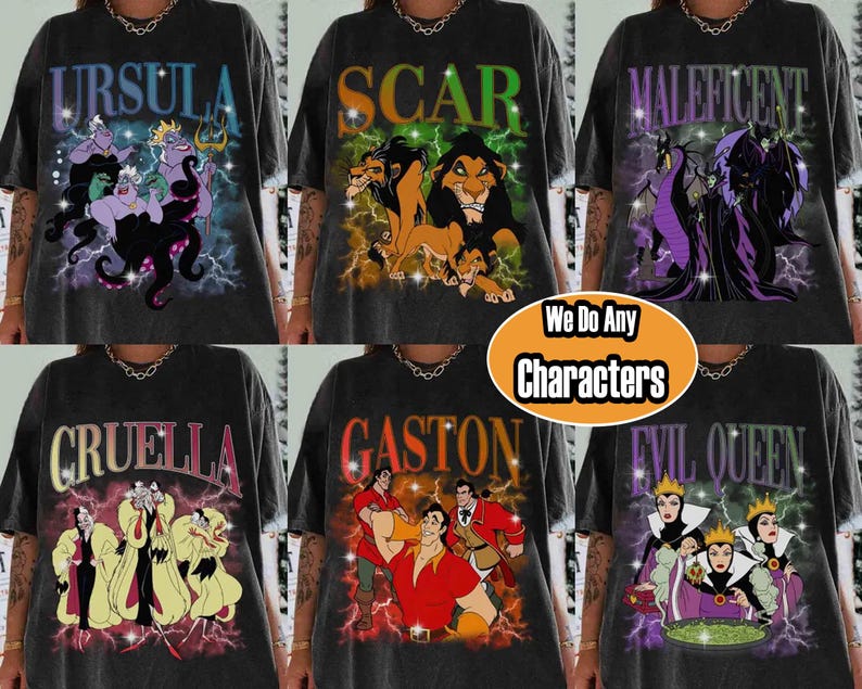 Pu&ograve; includere: Sei magliette grigio scuro con vari disegni di cattivi Disney. Ogni maglietta mostra il nome di un personaggio diverso e una grafica corrispondente, tra cui Ursula, Scar, Malefica, Crudelia, Gaston e la Regina Cattiva. Le magliette hanno anche il testo "We Do Any Characters".