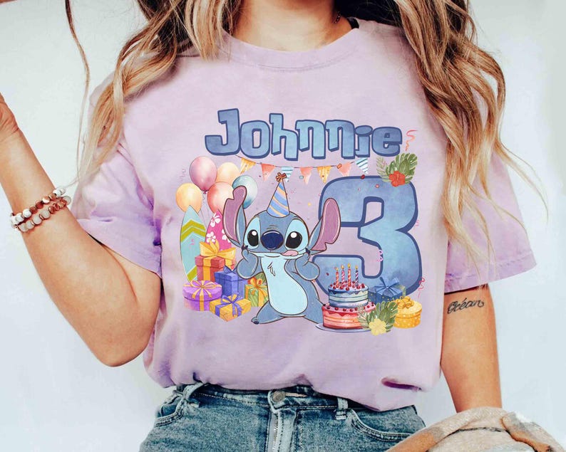 Puede incluir: Camiseta lila claro con un dise&ntilde;o de Stitch, el nombre "Johnnie" y el n&uacute;mero "3". El dise&ntilde;o incluye globos, regalos, una tabla de surf y una tarta de cumplea&ntilde;os. La camiseta es de material suave.