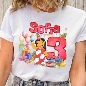 Puede incluir: Camiseta blanca con un gr&aacute;fico colorido para un tercer cumplea&ntilde;os. El dise&ntilde;o incluye el nombre "Sofia" en letras rojas, un personaje de dibujos animados, globos, regalos y una tarta. El n&uacute;mero "3" se muestra de forma destacada.