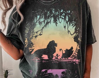 Maglietta grafica Disney Il Re Leone Hakuna Matata Gradient Jungle Trio, Maglietta da passeggio Simba Timom Pumpaa, Regalo di compleanno per famiglie WDW Magic Kingdom