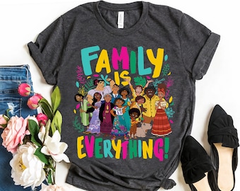 ¡La familia del grupo de personajes de Disney Encanto lo es todo! Camisa, Camiseta Mirabel Isabela Luisa, Regalo de cumpleaños familiar de WDW Magic Kingdom Disneyland