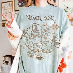 Disney Peter Pan Nimmerland Karte Grafik Retro Shirt, Tinker Bell Shirt, BTW Magic Kingdom Disneyland Familie Geburtstagsgeschenk Urlaub Geschenk Tee