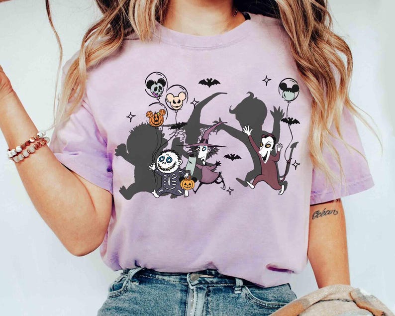 Puede incluir: Camiseta de color lila claro con un gr&aacute;fico de dibujos animados de personajes de Pesadilla antes de Navidad. El dise&ntilde;o incluye a Jack Skellington, Sally y otros personajes con globos y murci&eacute;lagos. La camiseta es de material suave.