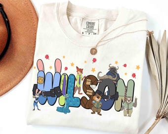 Camiseta personalizada de los personajes de Zootopia 2 de Disney: Judy Hopps, Nick Wilde y Gary De'Snake. Ideal para fans de Zootrópolis, viajes familiares a Disneyland y cumpleaños inspirados en Zootopia 2.