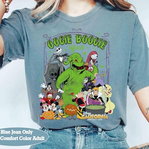 Puede incluir: Camiseta para adultos de color c&oacute;modo azul vaquero con un gr&aacute;fico de Oogie Boogie y otros personajes de The Nightmare Before Christmas. El gr&aacute;fico incluye el texto "Oogie Boogie Bash" y "Disney California Adventure".