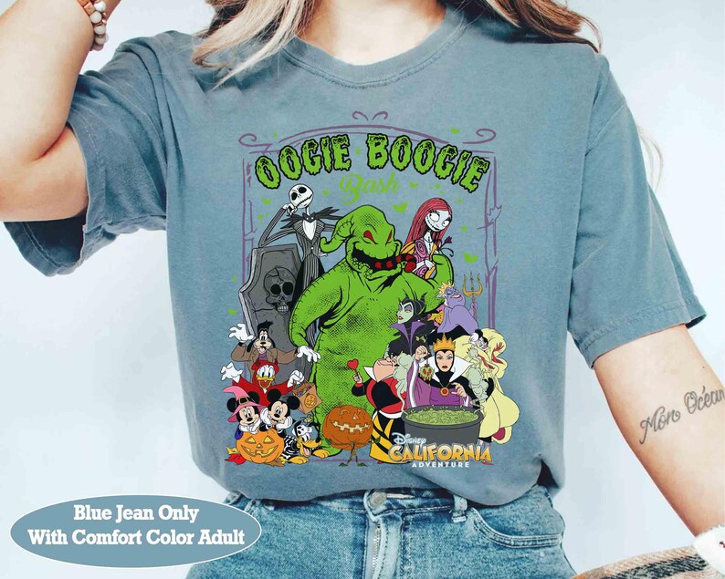 Puede incluir: Camiseta para adultos de color c&oacute;modo azul vaquero con un gr&aacute;fico de Oogie Boogie y otros personajes de The Nightmare Before Christmas. El gr&aacute;fico incluye el texto "Oogie Boogie Bash" y "Disney California Adventure".